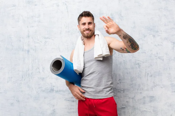 Jeune Homme Handosme Contre Mur Plat Couleur Avec Tapis Yoga — Photo