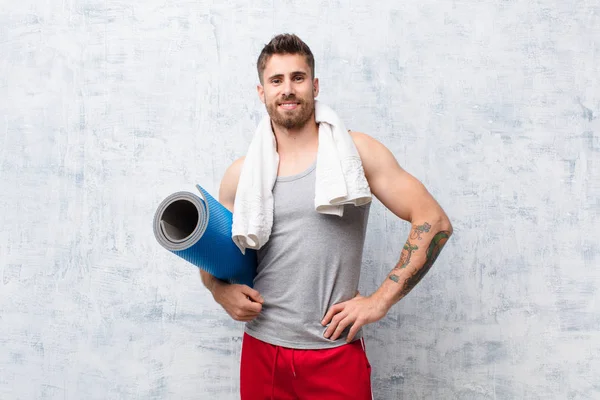 Joven Handosme Hombre Contra Pared Color Plano Con Estera Yoga — Foto de Stock