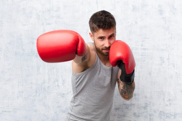 Jovem Handosme Homem Boxe Contra Conceito Esporte Parede Cor Plana — Fotografia de Stock
