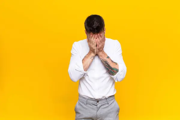 Joven Handosme Hombre Sintiéndose Triste Frustrado Nervioso Deprimido Cubriendo Cara — Foto de Stock