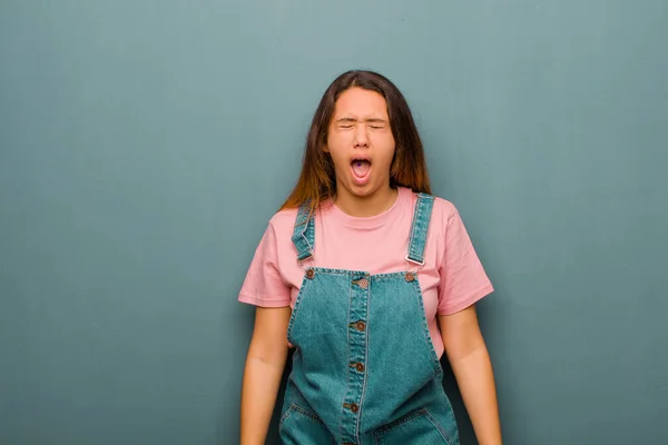 Mladá Hezká Latinská Žena Křičí Agresivně Vypadá Velmi Rozzlobeně Frustrovaně — Stock fotografie