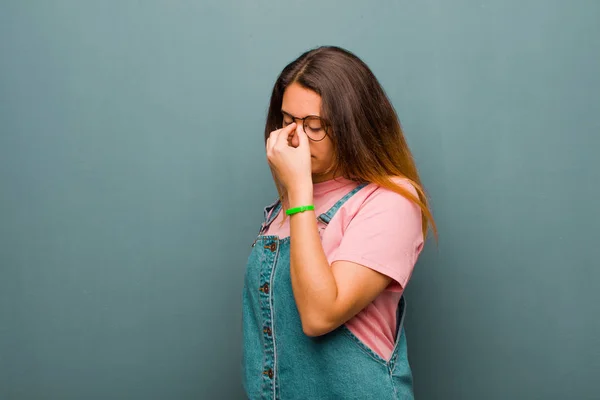 Giovane Bella Donna Latina Sensazione Stress Infelice Frustrato Toccare Fronte — Foto Stock