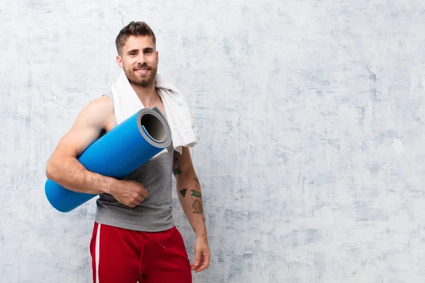 Joven Handosme Hombre Contra Pared Color Plano Con Estera Yoga — Foto de Stock