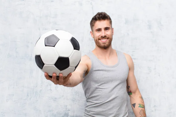 Joven Handosme Hombre Contra Pared Color Plano Con Una Pelota —  Fotos de Stock