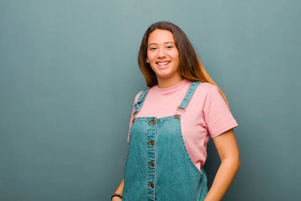 Jong Mooi Latijn Vrouw Glimlachen Vrolijk Casual Met Een Positieve — Stockfoto