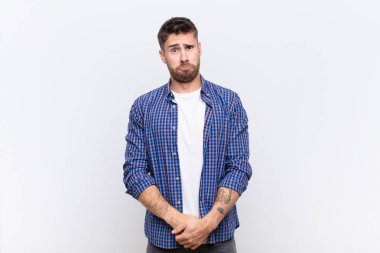 Genç Handome üzgün ve mızmız hissediyordu. Mutsuz bir bakışla ağlıyordu. Olumsuz ve hayal kırıklığına uğramış bir tavır takınıyordu.