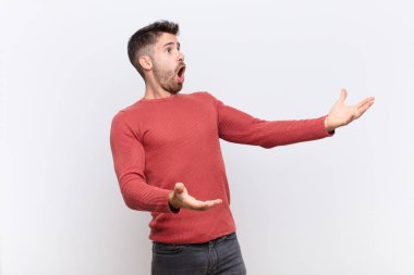 Genç adam opera yapıyor ya da konserde şarkı söylüyor. Düz duvarlara karşı romantik, sanatsal ve tutkulu hissediyor.