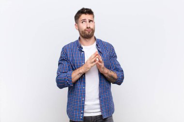 Genç Handosme entrikacı, komplocu, üçkağıtçı ve hilekar, kurnaz ve düz renkli duvara karşı ihanet eden