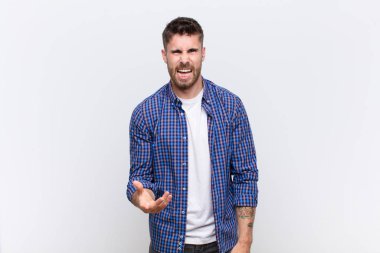 Genç Handosme sinirli, sinirli ve hayal kırıklığına uğramış görünüyor. Duvara karşı ne ya da ne sorunun var? 