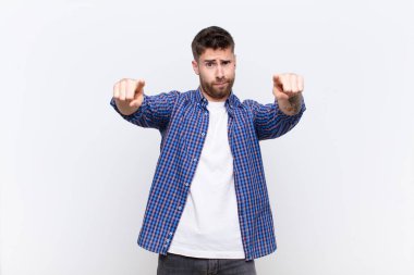 Genç Handome, kameraya hem parmaklarını hem de kızgın yüzünü göstererek düz duvarlara karşı görevini yapmanı söylüyor.