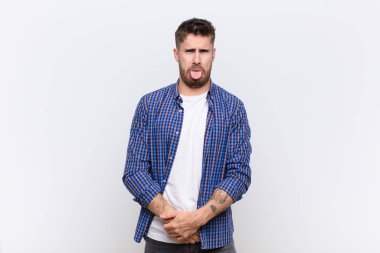 Genç Handome, iğrenmiş ve rahatsız olmuş hissediyor. Dilini dışarı çıkarıyor, çirkin ve düz renkli duvarlara karşı iğrenç bir şeyden hoşlanmıyor.