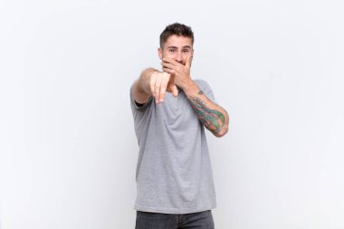 Genç adam sana gülüyor, kamerayı işaret ediyor ve seninle dalga geçiyor ya da seninle dalga geçiyor.