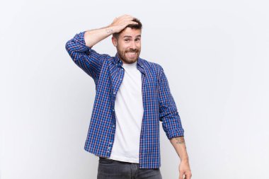 Genç bir adam unutulmuş bir mühlet yüzünden panikliyor, stresli hissediyor, bir pisliği örtbas etmek zorunda kalıyor veya düz renkli duvara karşı hata yapmak zorunda kalıyor.