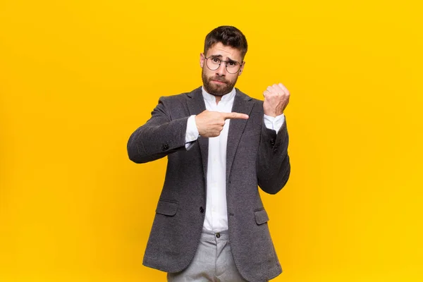 Jonge Handosme Man Zoek Ongeduldig Boos Wijzen Wacht Vragen Stiptheid — Stockfoto