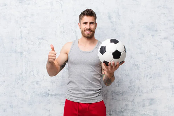 Jeune Homme Handosme Contre Mur Plat Couleur Avec Ballon Football — Photo