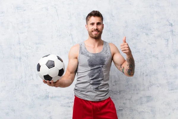 サッカーボールのある平らな色の壁に対して若いハンサムな男 スポーツの概念 — ストック写真
