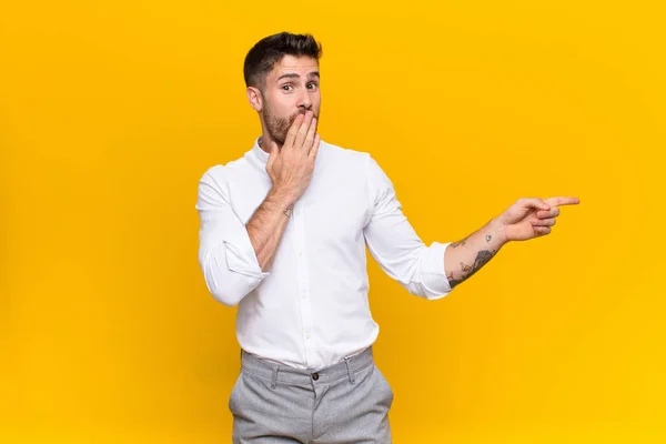 Joven Handosme Hombre Sintiéndose Feliz Sorprendido Sorprendido Cubriendo Boca Con —  Fotos de Stock