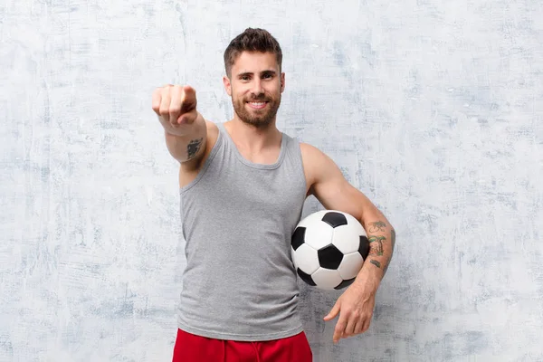 Joven Handosme Hombre Contra Pared Color Plano Con Una Pelota —  Fotos de Stock