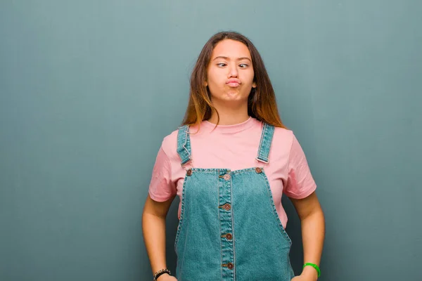 Jong Mooi Latijn Vrouw Zoek Gek Grappig Met Een Domme — Stockfoto