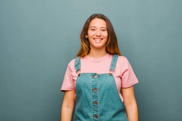 Jong Mooi Latijn Vrouw Zoek Gelukkig Gek Met Een Breed — Stockfoto