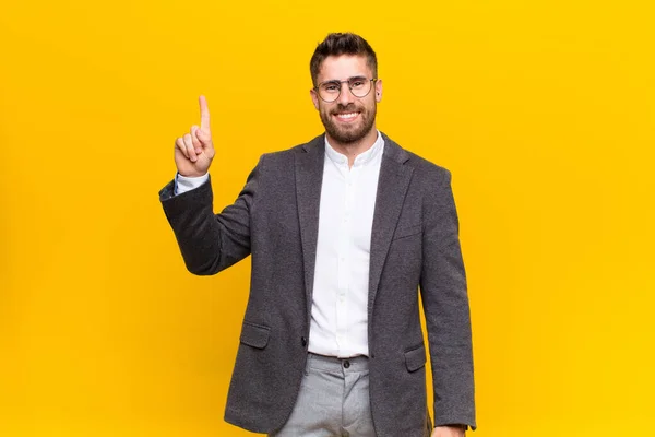 Jovem Homem Handosme Sorrindo Alegre Feliz Apontando Para Cima Com — Fotografia de Stock