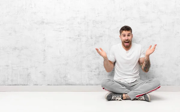 Joven Handosme Hombre Sintiéndose Feliz Emocionado Sorprendido Sorprendido Sonriendo Asombrado — Foto de Stock