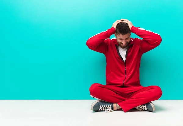 Ung Handosme Man Känner Sig Stressad Och Frustrerad Lyfta Händerna — Stockfoto