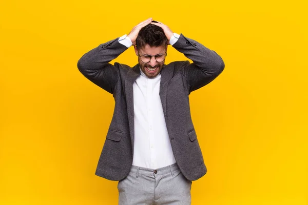 Joven Handosme Hombre Sintiéndose Estresado Frustrado Levantando Las Manos Cabeza — Foto de Stock