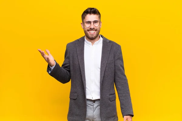 Joven Handosme Hombre Sintiéndose Feliz Sorprendido Alegre Sonriendo Con Actitud — Foto de Stock