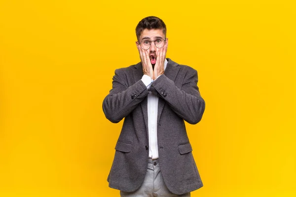 Joven Handosme Hombre Sintiéndose Sorprendido Asustado Mirando Aterrorizado Con Boca — Foto de Stock