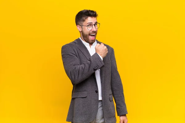 Jovem Handosme Homem Sentindo Feliz Positivo Bem Sucedido Motivado Enfrentar — Fotografia de Stock