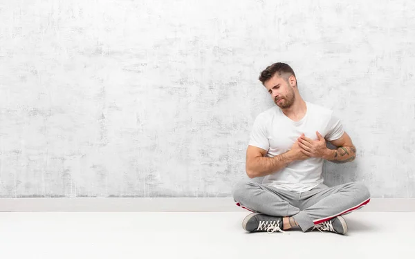 Jonge Handosme Man Kijken Verdrietig Gekwetst Gebroken Hart Houdt Beide — Stockfoto