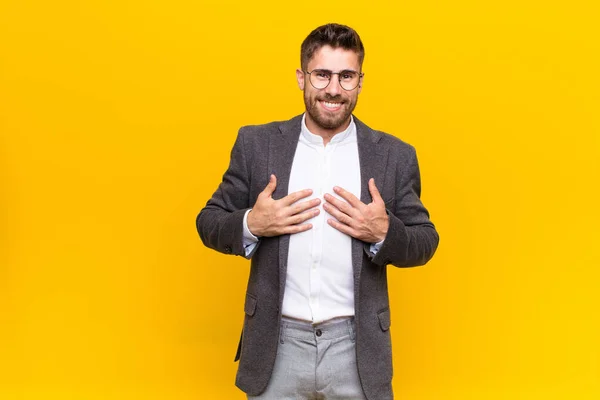 Jonge Handosme Man Zoek Gelukkig Verrast Trots Opgewonden Wijzend Naar — Stockfoto