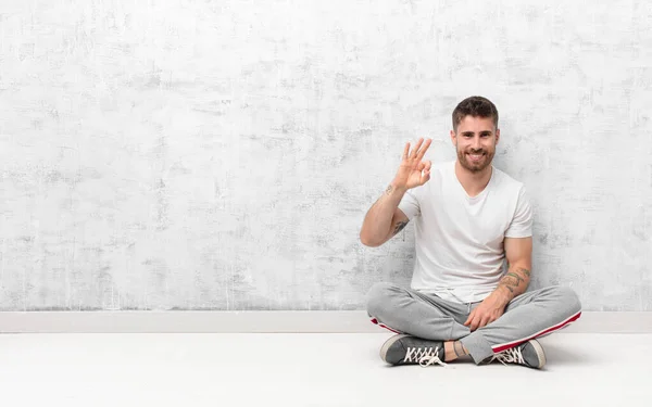 Jovem Handosme Homem Sentindo Feliz Relaxado Satisfeito Mostrando Aprovação Com — Fotografia de Stock