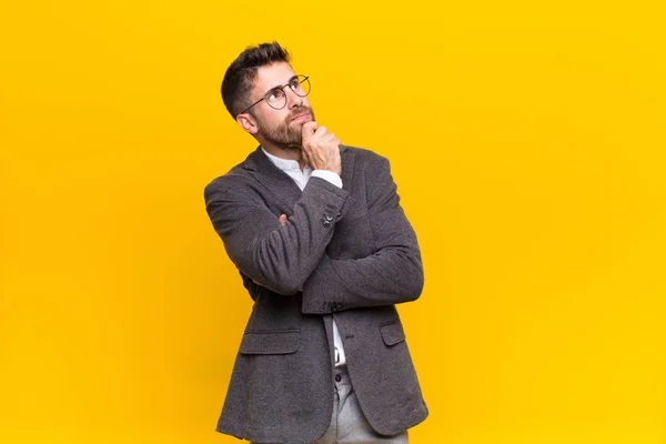 Jovem Handosme Homem Sentindo Pensativo Imaginando Imaginando Ideias Sonhando Acordado — Fotografia de Stock