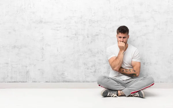 Joven Handosme Hombre Sintiéndose Serio Reflexivo Preocupado Mirando Hacia Los — Foto de Stock