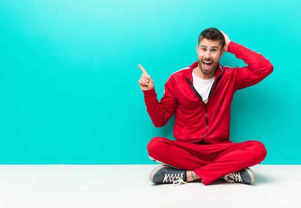 Jovem Homem Handosme Rindo Olhando Feliz Positivo Surpreso Percebendo Uma — Fotografia de Stock