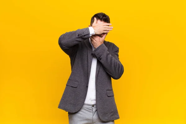 Joven Handosme Hombre Cubriendo Cara Con Ambas Manos Diciendo Cámara — Foto de Stock