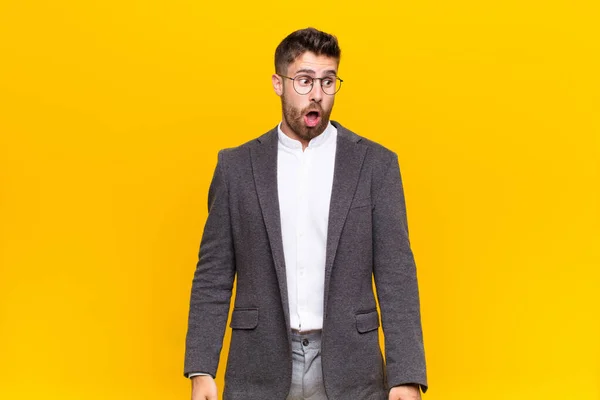 Jovem Handosme Homem Sentindo Chocado Feliz Surpreso Surpreso Olhando Para — Fotografia de Stock