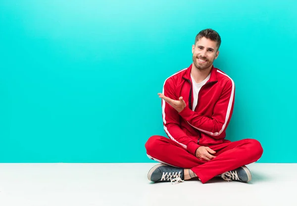 Jovem Homem Handosme Sorrindo Alegremente Sentindo Feliz Mostrando Conceito Espaço — Fotografia de Stock