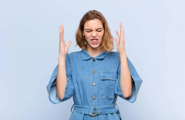 Joven Mujer Rubia Furiosamente Gritando Sintiéndose Estresada Molesta Con Las — Foto de Stock