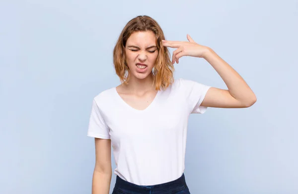 Giovane Donna Bionda Che Sembra Infelice Stressata Gesto Suicida Che — Foto Stock