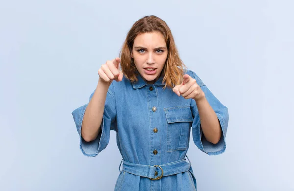 Joven Mujer Rubia Señalando Hacia Adelante Cámara Con Los Dedos — Foto de Stock