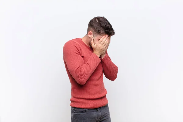 Ung Handosme Man Täcker Ögon Med Händer Med Sorgsen Frustrerad — Stockfoto