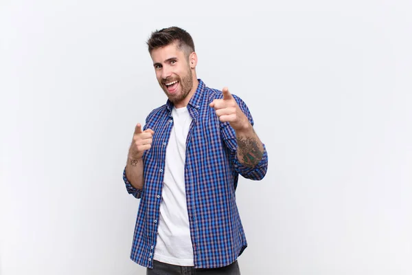 Jonge Handosme Man Glimlachen Met Een Positieve Succesvolle Gelukkige Houding — Stockfoto
