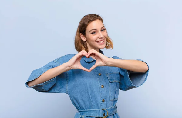 Joven Mujer Rubia Sonriendo Sintiéndose Feliz Lindo Romántico Enamorado Haciendo — Foto de Stock