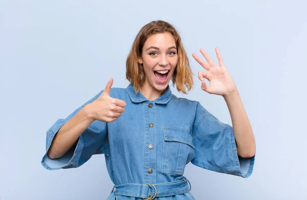 Ung Blond Kvinna Känner Sig Glad Förvånad Nöjd Och Förvånad — Stockfoto