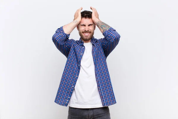 Giovane Uomo Handosme Sentirsi Stressato Ansioso Depresso Frustrato Con Mal — Foto Stock