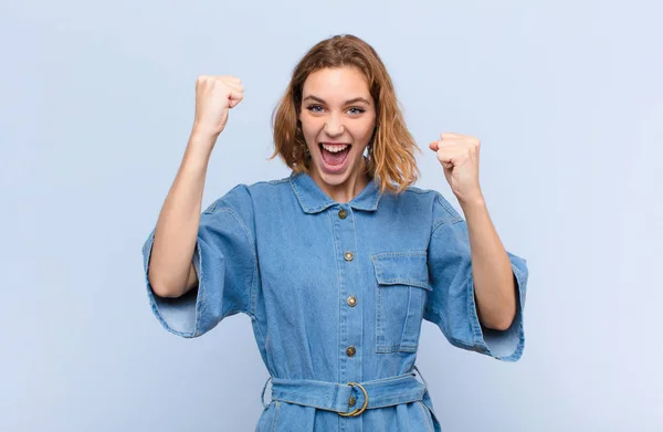 Jong Blond Vrouw Gevoel Gelukkig Verrast Trots Schreeuwen Vieren Succes — Stockfoto