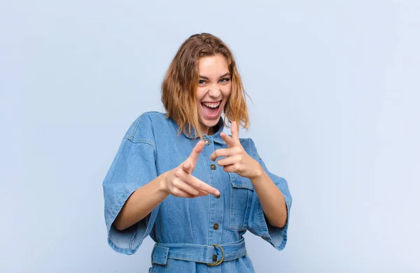 Ung Blond Kvinna Känner Sig Glad Cool Nöjd Avslappnad Och — Stockfoto